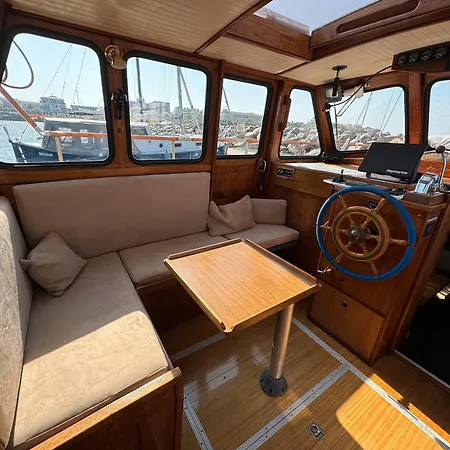 Romantischer Bootsurlaub Úszó hotel *