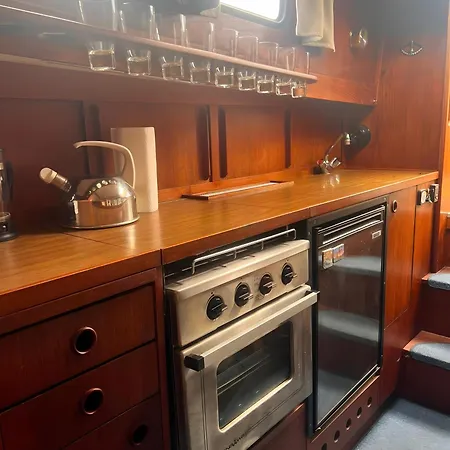 Romantischer Bootsurlaub 船屋 Ostseebad Kühlungsborn